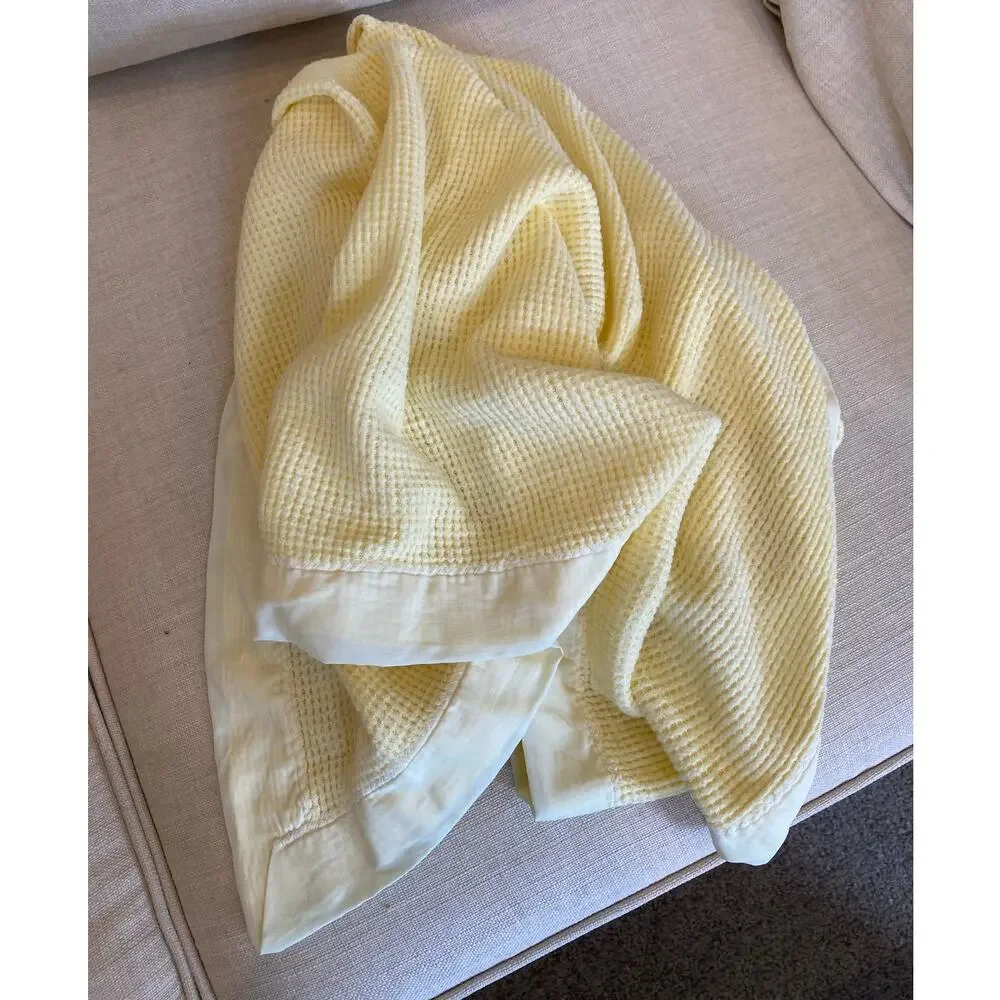 Vtg Baby Gordon Yellow Waffle All Season 36x 50 Blanket Satin Trim USA Acrilon